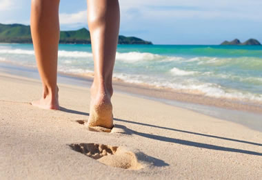 ¿Es bueno caminar descalzo por la playa? Consejos y recomendaciones